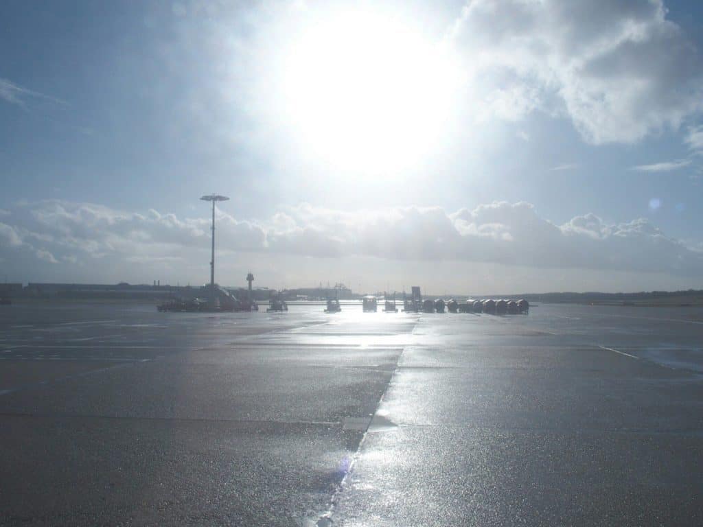 Airport in sunshine (2015-03)