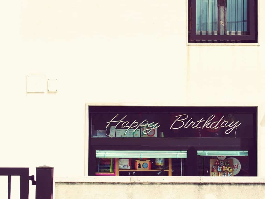 Happy birthday in a shop window, Italy (2015-04-08)