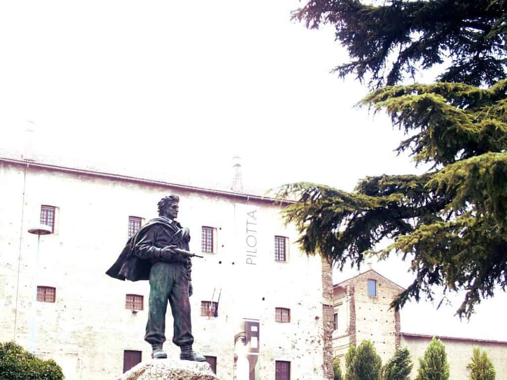 Sculpture outside Palazzo della Pilotta in Parma (2015-07-22)