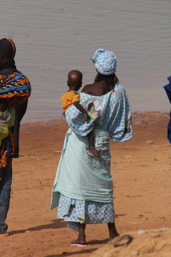 Woman and child waiting for the ferry at Niger River, Djenne, Mali (2011-11)