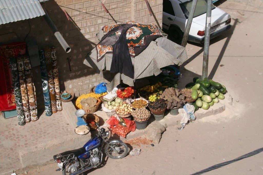 Fruit and vegetable vendor, Timbuktu, Mali (2011-11-25)