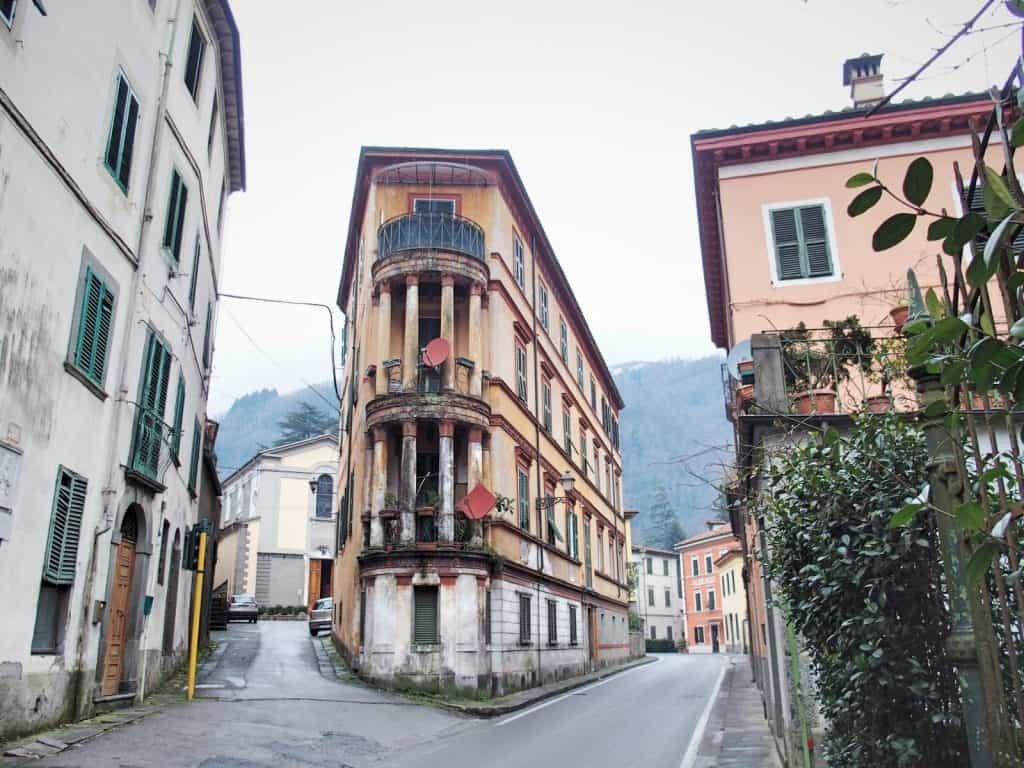 Road in Bagni di Lucca, Tuscany, Italy (2016-01-29)