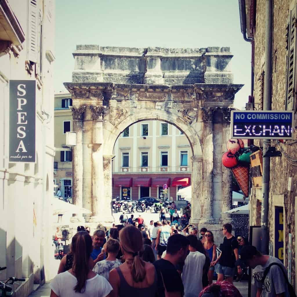 Porta Sergii arch with tourists, Pula, Croatia (2016-08-27)