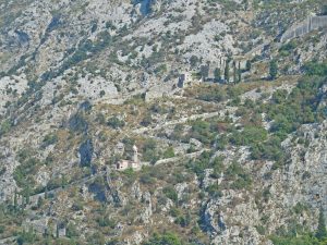 Kotor city walls in the mountains (2016-10-26)