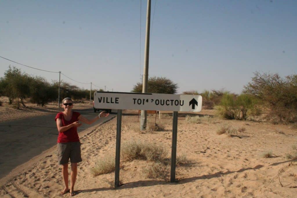 Carola with the Timbuktu sign, Mali (2011-11-24)