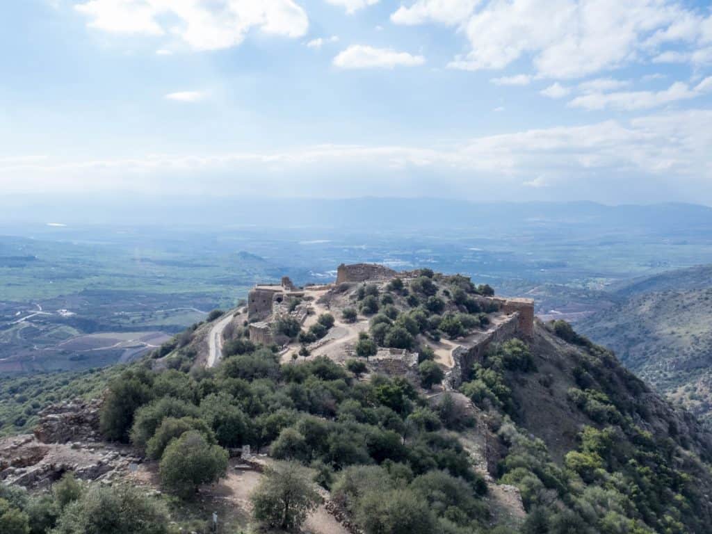 Looking at the lower part of Nimrod Fortress, Golan Heights, Israel (2017-01-30)