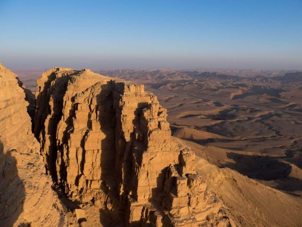 Sunset at the crater edge, Ramon Crater, Mitspe Ramon, Israel (2017-02-08)