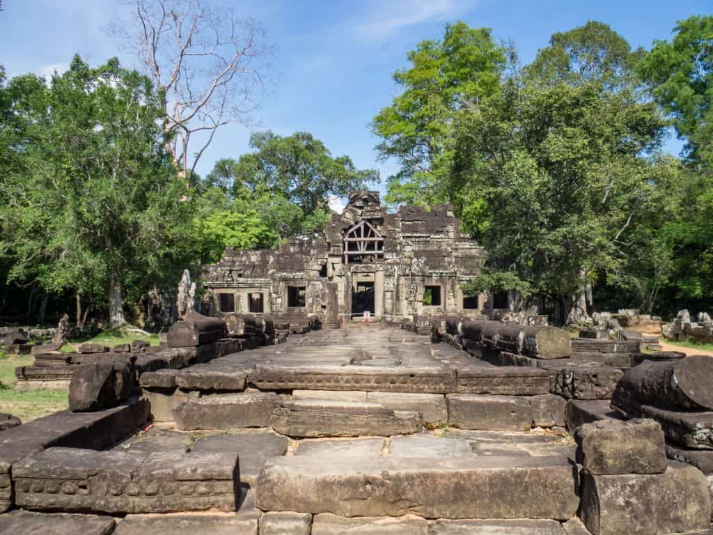 Walking towards Banteay Kdei, Angkor Circuit, Siem Reap, Cambodia (2017-04-10)