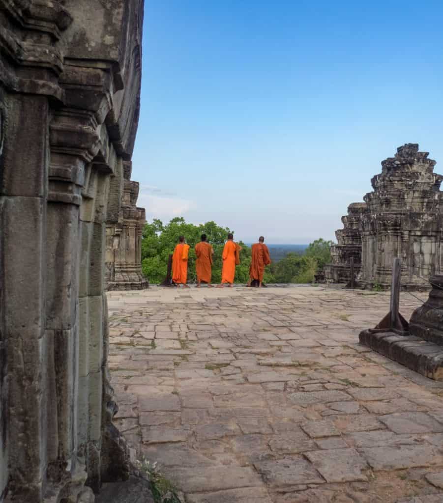 Monks visiting Phnom Bakheng, Siem Reap, Cambodia (2017-04-21)