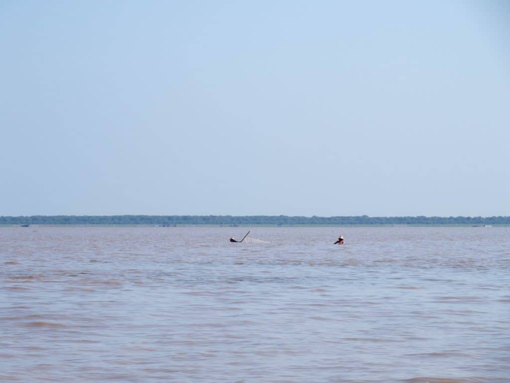 Tonlé Sap fishermen, Boat from Siem Reap to Battambang, Cambodia (2017-04-22)