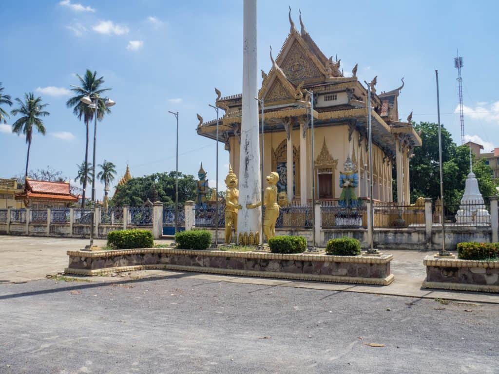 Golden monkeys outside Battambang temple, Cambodia (2017-04-23)