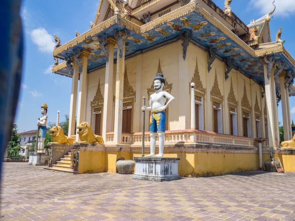 Guards outside Battambang temple, Cambodia (2017-04-23)