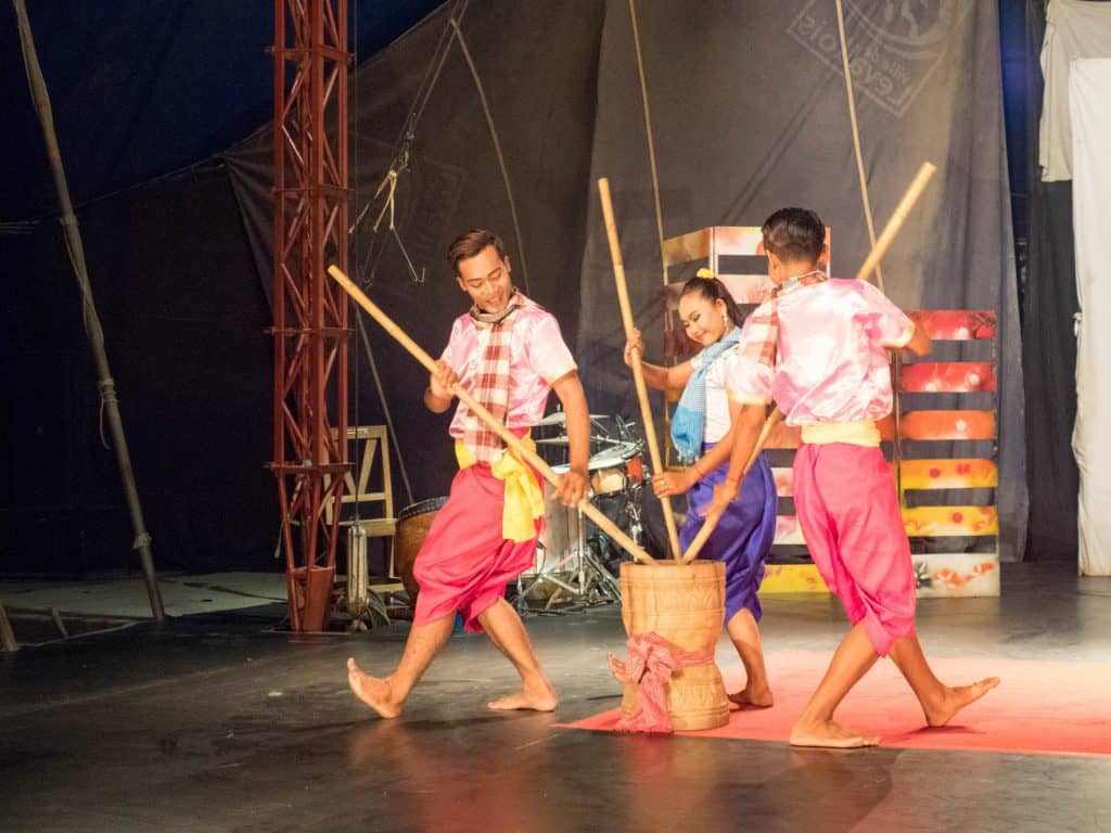 Traditionale dance at Phare show, Battambang, Cambodia (2017-04-24)