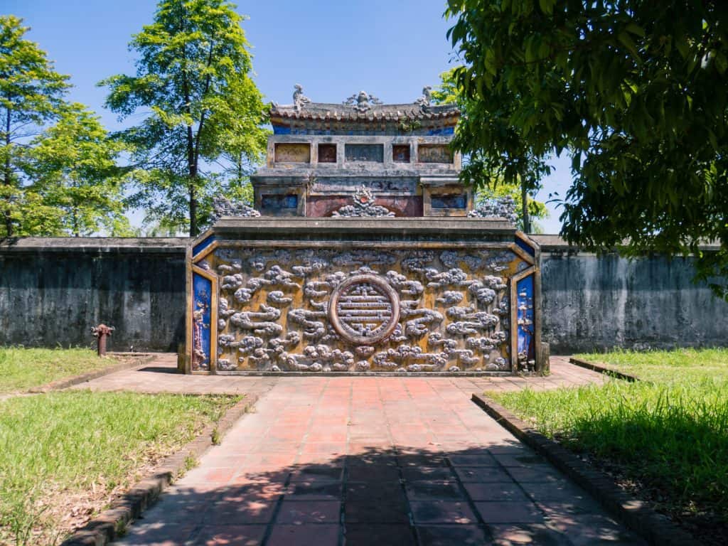 Decorated devider wall, Hue Citadel, Vietnam (2017-06)