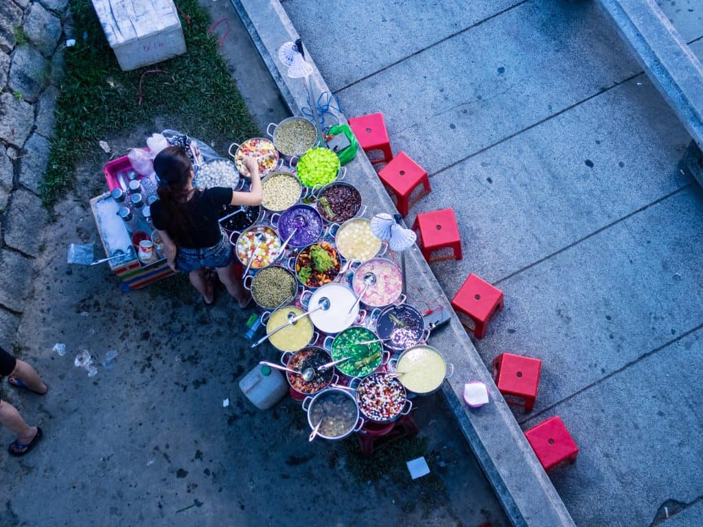 Che sweet soup vendor on the night market in Hue, Vietnam (2017-06)