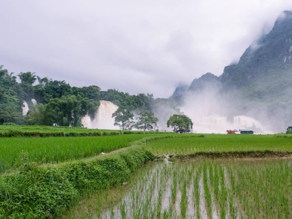 Ban Gioc waterfall from the road, Cao Bang, Vietnam (2017-07)