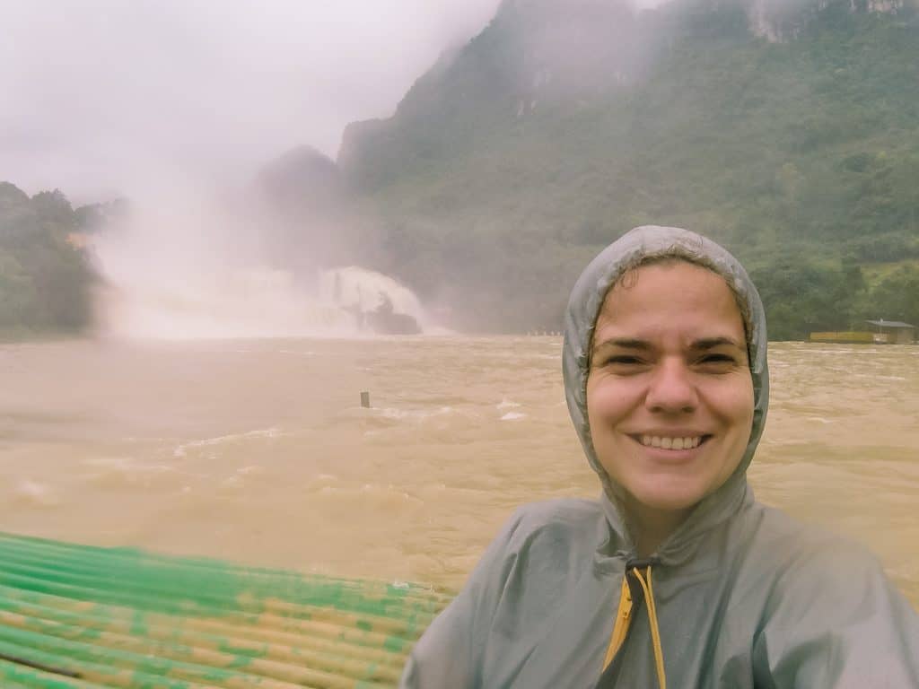 Carola at rainy Ban Gioc waterfall, Cao Bang, Vietnam (2017-07)