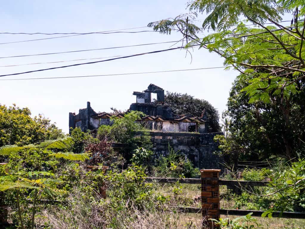 Ruined house, Kep, Cambodia (2017-04)