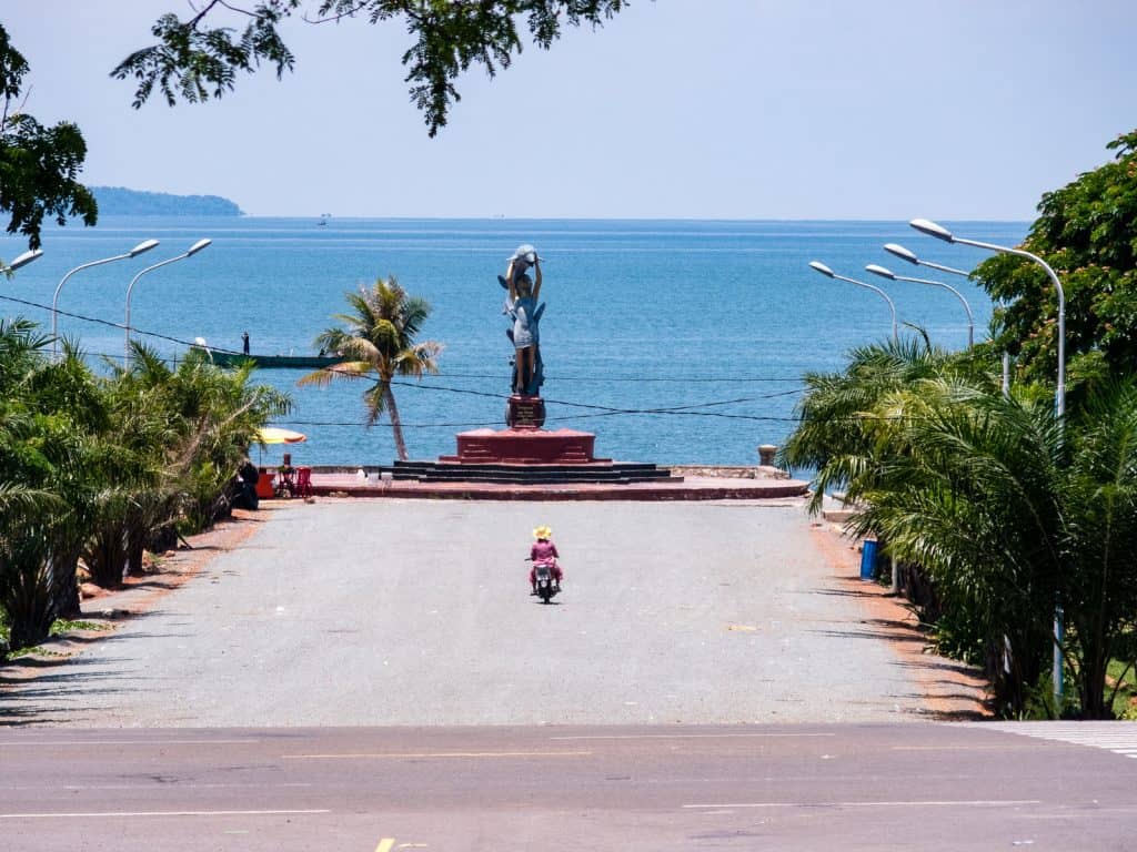 Toward the sea, Kep, Cambodia (2017-04)