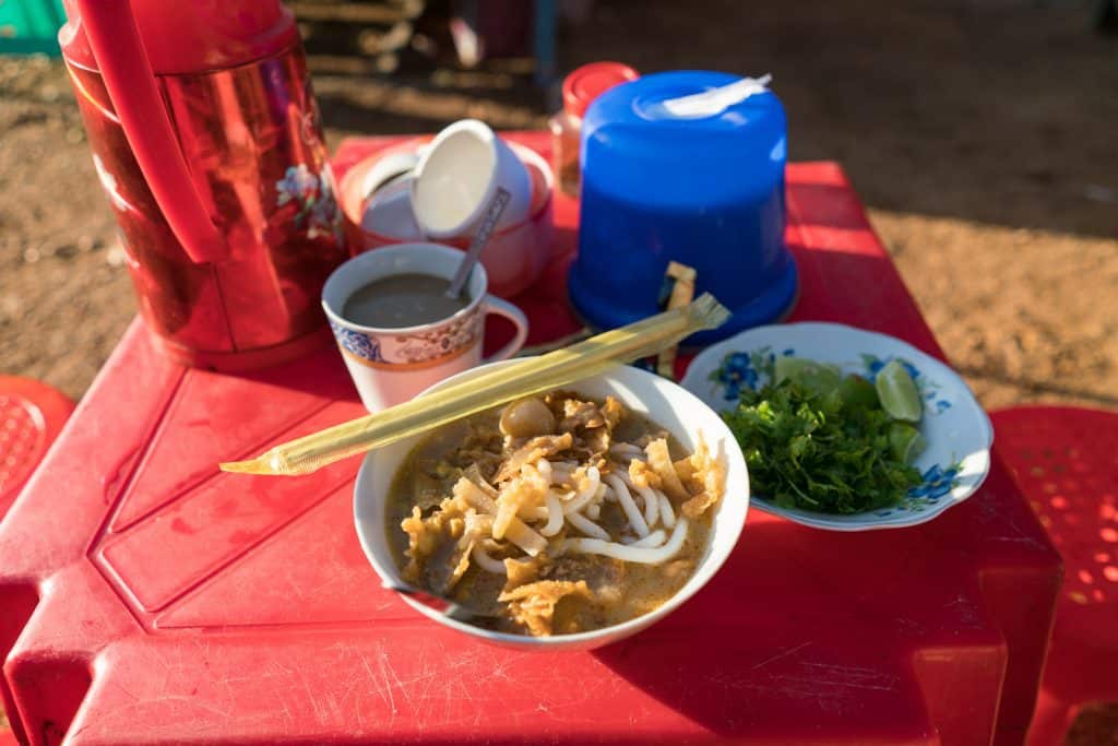 Mohinga noodle soup for breakfast at Shwesandaw Pagoda, Bagan, Myanmar (2017-09)