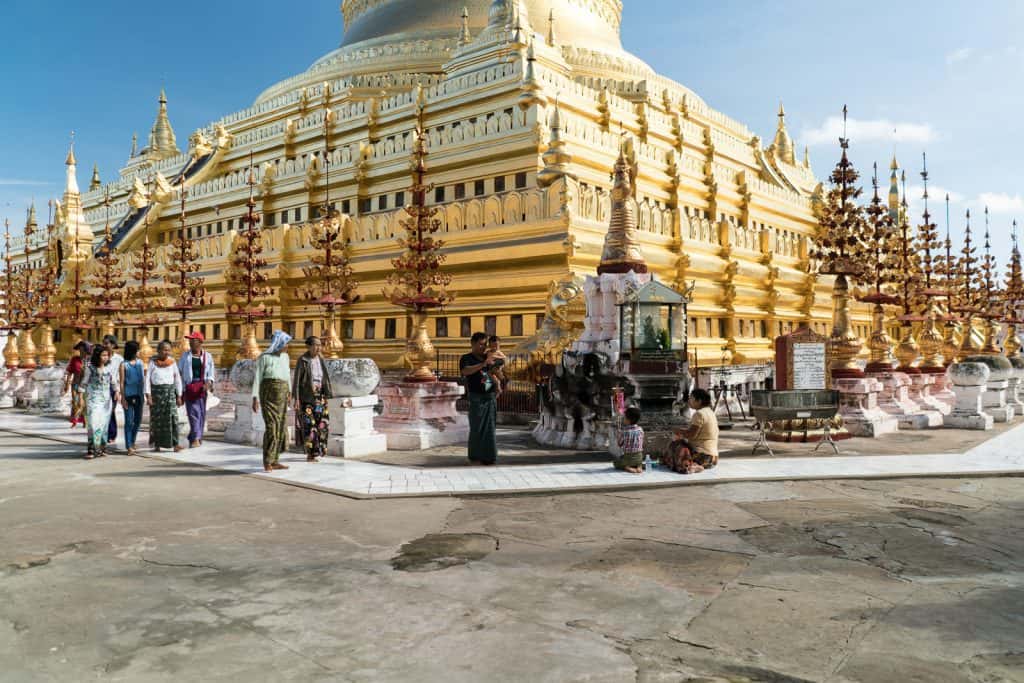 Crowds at Shwezigon Pagoda, Bagan, Myanmar (2017-09)