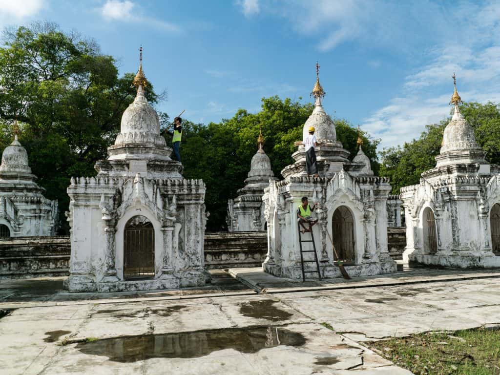 Men painting at Kuthodaw Pagoda, Mandalay, Myanmar (2017-09)