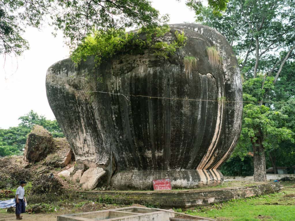 Giant Lions at the Mingun jetty, Mandalay, Myanmar (2017-09)