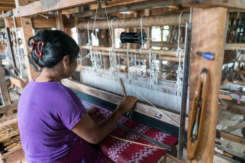 Inle Lake boat tour: Silk longyi weaving, Myanmar (2017-10)