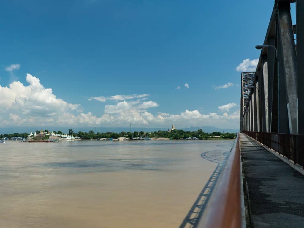 Leaving Sagaing versus Inwa, Mandalay, Myanmar (2017-09)