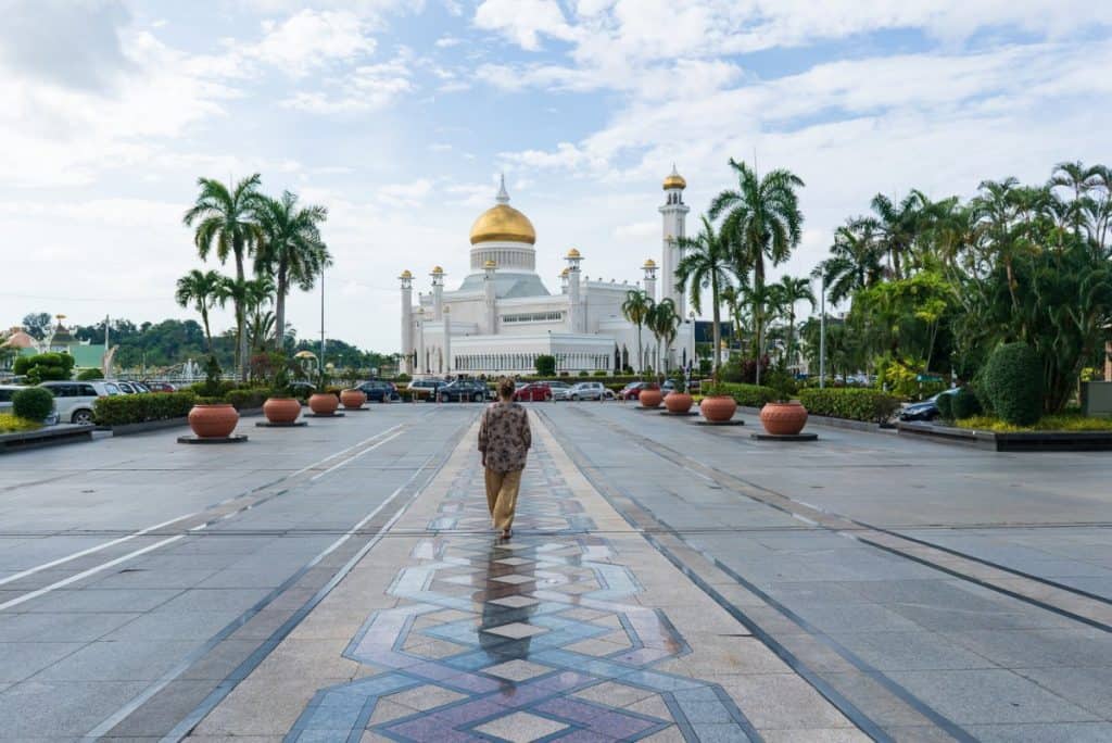 Carola walking towards Omar Ali Saifuddien National Mosque, Bandar Seri Begawan, Brunei-Darussalam